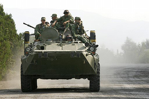 חיילי צבא רוסיה באזור העיר גורי בגאורגיה, בזמן המלחמה בקיץ 2008 (צילום: רויטרס) (צילום: רויטרס)