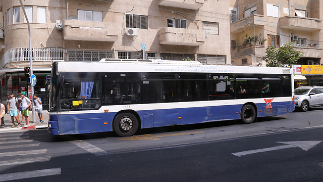 אוטובוס של חברת דן, הבוקר בתל אביב  (צילום: מוטי קמחי) (צילום: מוטי קמחי)