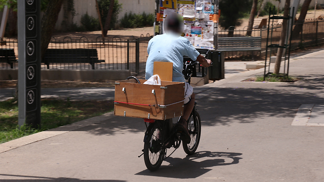 נוסעים עם אופניים, היום בצהריים בשדרות ההשכלה (צילום: מוטי קמחי) (צילום: מוטי קמחי)