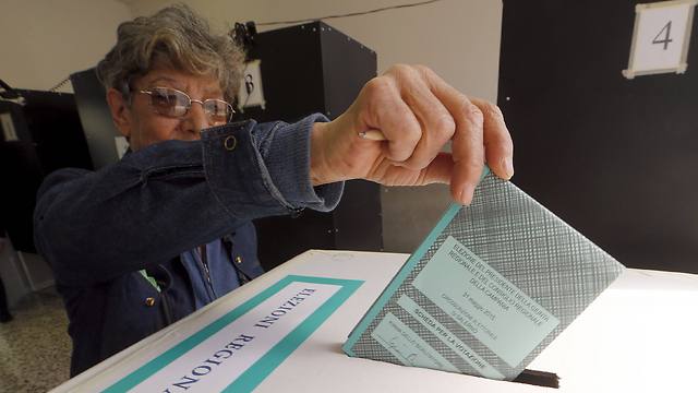 שיעור הצבעה נמוך בבחירות המקומיות. קלפי בסלרנו (צילום: רויטרס) (צילום: רויטרס)