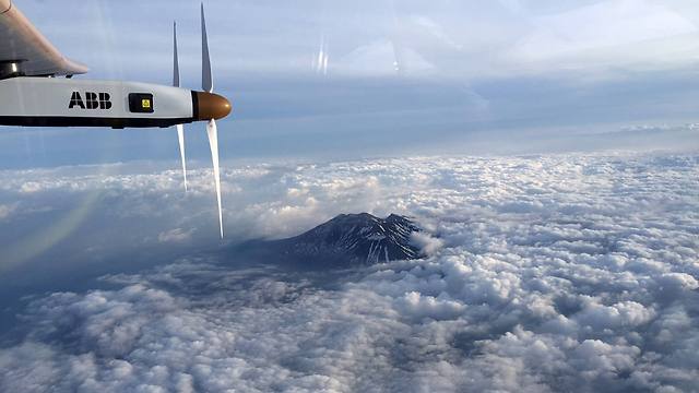 המטוס הסולארי מעל יפן (צילום: AFP) (צילום: AFP)
