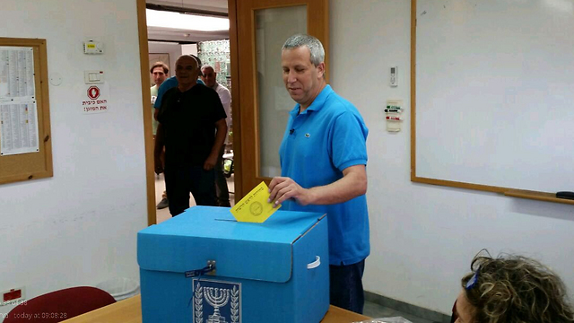 Gadi Yarkoni casting his vote in the local elections 
