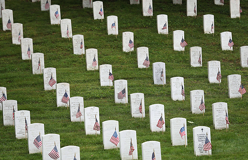 אמריקנים רבים איבדו את חייהם באפגניסטן. בית הקברות הלאומי ארלינגטון בווירג'יניה (צילום: AFP) (צילום: AFP)