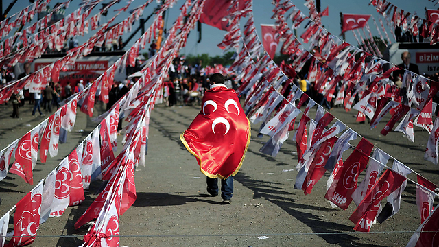 שותפים טבעיים? עצרת של "מפלגת התנועה הלאומנית" באיסטנבול (צילום: AFP) (צילום: AFP)