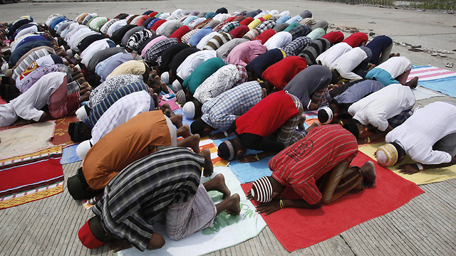 מהגרים מוסלמים מבנגלדש מתפללים במחוז אצ'ה באינדונזיה (צלום: AP) (צלום: AP)