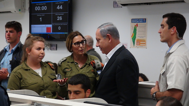 Netanyahu visits Home Front Command soldiers. (Photo: George Ginsberg) (Photo: George Ginsberg)