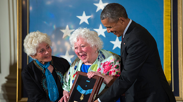 אובמה מעניק את המדליה לאלזי ולאינה, בנותיו של שמין (צילום: EPA) (צילום: EPA)