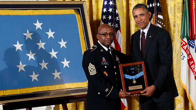 New York National Guard Command Sgt. Maj. Louis Wilson accepts medal on Johnson's behalf (Photo: Reuters)