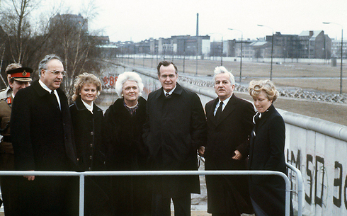 עם סגן נשיא ארה"ב ג'ורג' בוש האב ב-31 בינואר 1983 (צילום: EPA) (צילום: EPA)