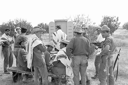 IDF troops praying in the run-up to the war (Photo: IDF Archive)