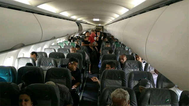 הנוסעים ממתינים בתוך המטוס (צילום: דני שדה "ידיעות אחרונות") (צילום: דני שדה 