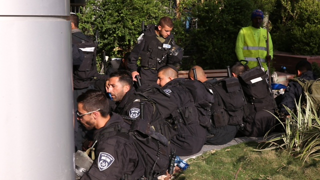 Police prepared to maintain order (Photo: Motti Kimchi)