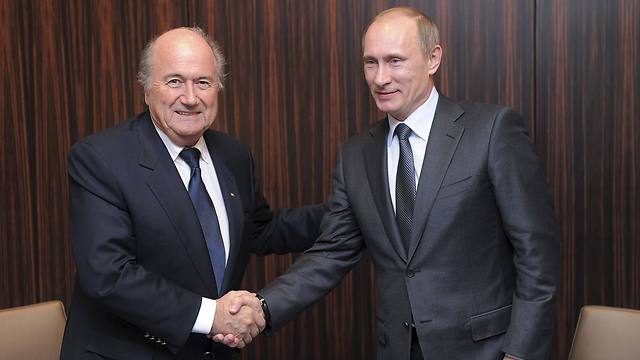 פוטין ובלאטר (צילום: AFP) (צילום: AFP)