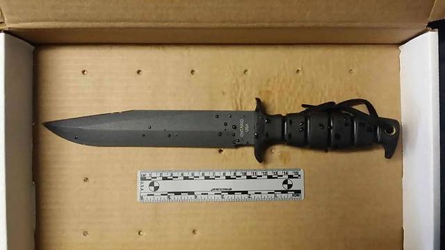 הסכין שהיה על ראחים כשנורה (צילום: EPA) (צילום: EPA)