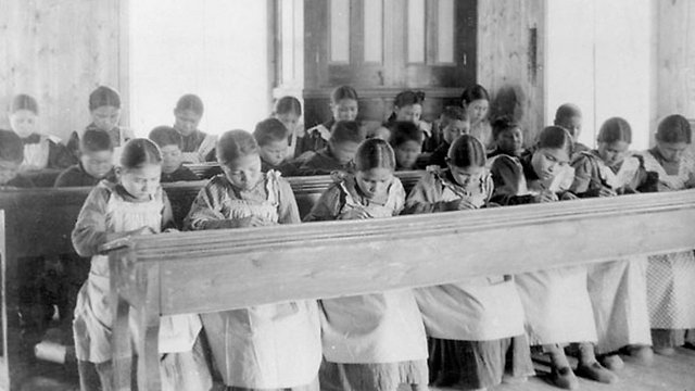 תלמידות בשיעור בפנימיית "מנזר סנט ג'וזף" בפורט רזולושן שבטריטוריות הצפון-מערביות (צילום: רויטרס) (צילום: רויטרס)