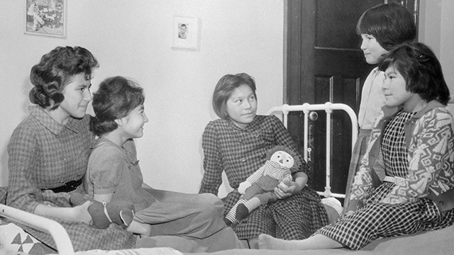 תלמידות יושבות על מיטה בפנימיית "שינגווק" באונטריו ב-1960 (צילום: רויטרס) (צילום: רויטרס)