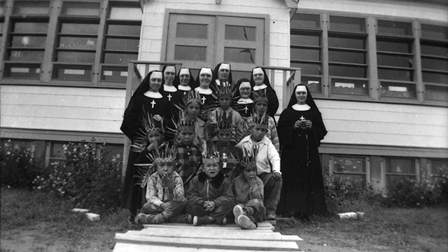 נזירות ממסדר "אחיות הלב הקדוש של אוטווה" עם תלמידים בפנימיית "פוקאטאווגאן" במניטובה ב-1960 (צילום: רויטרס) (צילום: רויטרס)