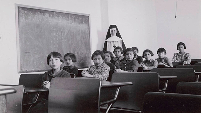 קבוצה של תלמידות ונזירה שלימדה אותן בפנימיית "קרוס לייק" במניטובה ב-1940 (צילום: רויטרס) (צילום: רויטרס)