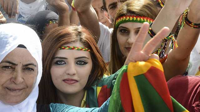 יהיו הגורם המכריע בבחירות? תומכי "מפלגת העם הדמוקרטית" הכורדית (צילום: AFP) (צילום: AFP)