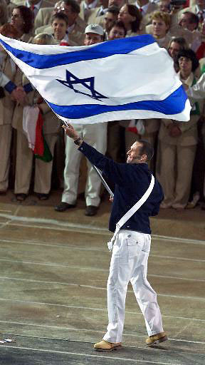 רוגל עם הדגל הישראלי באולימפיאדת סידני (צילום:איי פי)