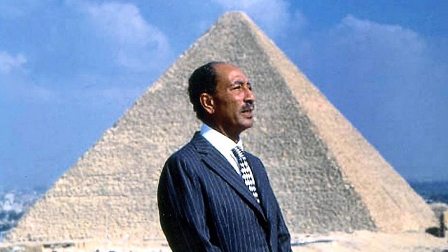 Former Egyptian president Anwar Sadat at the Great Pyramid of Giza (Photo: EPA)