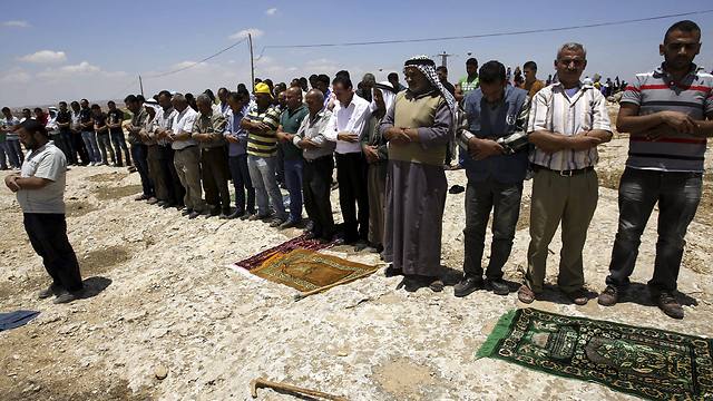Palestinian pray during a protest in the village of Susya (Photo: EPA)