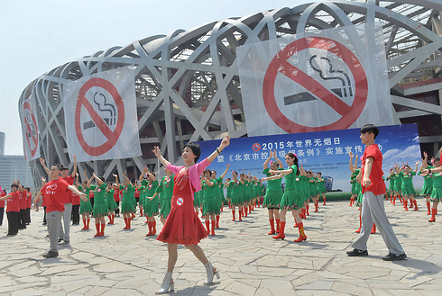 לפי תקנות חדשות בסין, העישון אסור במרחבים ציבוריים, בהם במסעדות, משרדים, בתי ספר, בתי חולים, תחבורה ציבורית ועוד. קנסות כבדים יוטלו על מי שיפר את התקנות במדינה שבה כמה מאות מיליוני מעשנים (צילום: AFP) (צילום: AFP)