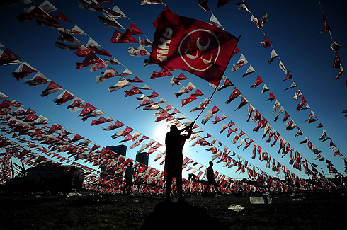 עצרת של "מפלגת התנועה הלאומנית" (MHP) באיסטנבול, ערב הבחירות הכלליות בטורקיה (צילום: AFP) (צילום: AFP)