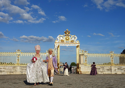 אנשים לבושים בבגדים תקופתיים בארמון ורסאי במהלך פסטיבל מקומי שנחגג לרגל שנת לואי ה-14 (צילום: AFP) (צילום: AFP)