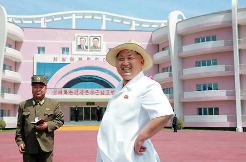 שליט צפון קוריאה, קים ג'ונג און, מבקר בית יתומים בוונסאן על רקע התמונות הרבות שפרסם משטרו ובהן נראה שהוא שמן יותר מאי פעם (צילום: AFP /  KCNA VIA KNS) (צילום: AFP /  KCNA VIA KNS)