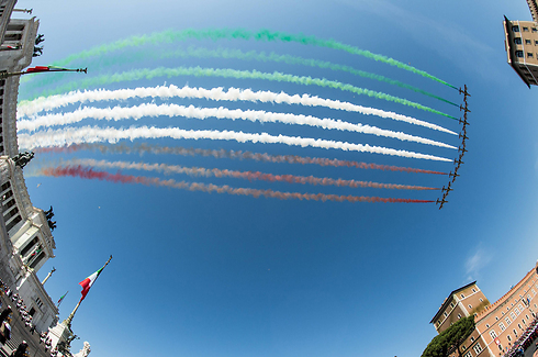 צוות אווירובטי של חיל האוויר האיטלקי מפזר עשן בצבעי דגל המדינה לרגל יום הרפובליקה ברומא (צילום: AFP) (צילום: AFP)