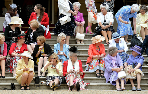 בארמון בקינגהאם בלונדון ערכו מסיבת גן לרגל 100 שנה ל"מכון הנשים" (צילום: AFP) (צילום: AFP)