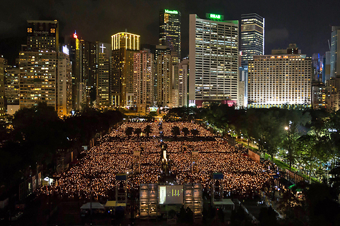 בהונג קונג הדליקו אלפי בני אדם נרות לציון 26 שנה לדיכוי הסיני האלים של המחאה הפרו-דמוקרטית בכיכר טיאננמן ב-1989 (צילום: AFP) (צילום: AFP)