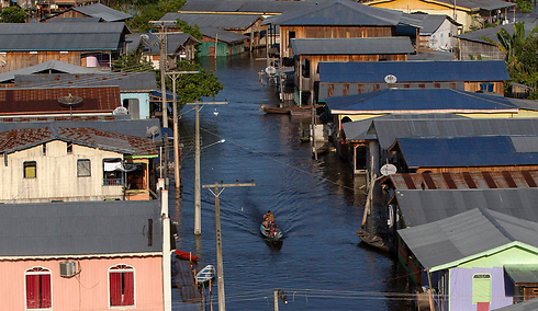 גשמים עזים הביאו לעליית נהר ריו סולימוס על גדותיו ולהצפות כבדות באנאמה, ברזיל (צילום: רויטרס) (צילום: רויטרס)