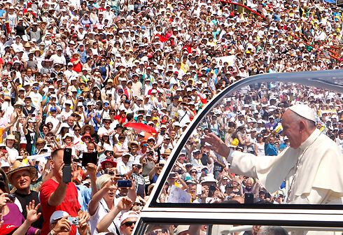 האפיפיור מתקבל היום בסראייבו (צילום: AP) (צילום: AP)