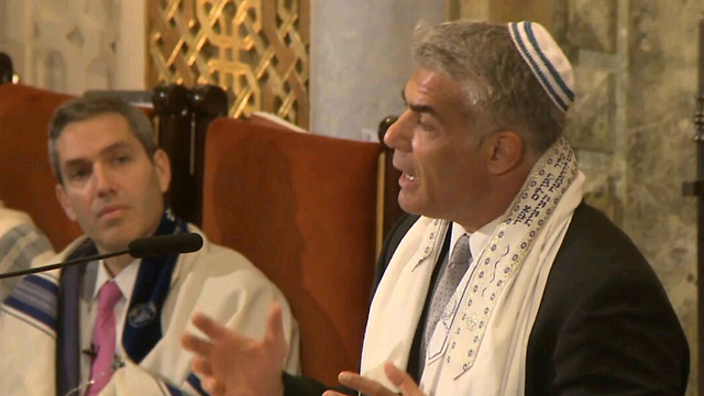 Lapid Speaking at a Synagogue in New York