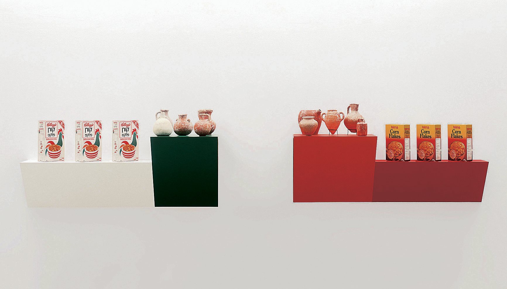 Stay with friends 2, 1986 two plastic laminated wood shelves; Kellogg’s and Telma cereal boxes; Iron and Bronze Age jugs Gift of Livia and Dr. Marc Straus; Susan and Robert Sosnick; Linda and Martin Goldman; Dr. Jeffrey Ambinder; Doreen and David Hermelin, to American Friends of the Israel Museum מסלול תערוכת קיצור תולדות האנושות במוזיאון ישראל ירושלים Steinbach, Haim, stay with friends 2, 1986~B87 קרדיט: באדיבות מוזיאון ישראל מאושר לשימוש ללא תמורה גלית גוטפריד 03-6244600 (באדיבות מוזיאון ישראל) Stay with friends 2, 1986 two plastic laminated wood shelves; Kellogg’s and Telma cereal boxes; Iron and Bronze Age jugs Gift of Livia and Dr. Marc Straus; Susan and Robert Sosnick; Linda and Martin Goldman; Dr. Jeffrey Ambinder; Doreen and David Hermelin, to American Friends of the Israel Museum מסלול תערוכת קיצור תולדות האנושות במוזיאון ישראל ירושלים Steinbach, Haim, stay with friends 2, 1986~B87 קרדיט: באדיבות מוזיאון ישראל מאושר לשימוש ללא תמורה גלית גוטפריד 03-6244600 (באדיבות מוזיאון ישראל)