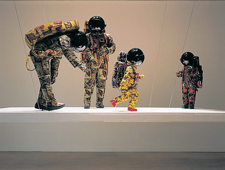 Yinka Shonibare, born UK 1962 Vacation, 2000 Dutch wax-printed cotton textile, four fiberglass figures, fiberglass, glass helmets, installation approx. 400 x 320 cm, figures 152.5 x 61 x 61, 101.6 x 61 x 61 cm The Israel Museum, Jerusalem Purchase, Contemporary Art Acquisitions Committee of American Friends of the Israel Museum, New York B02.0974 מסלול תערוכת קיצור תולדות האנושות במוזיאון ישראל ירושלים ינקה שוניברי. חופשה 2000. אוסף מוזיאון ישראל. מתוך התערוכה קיצור תולדות האנושות קרדיט: באדיבות מוזיאון ישראל מאושר לשימוש ללא תמורה גלית גוטפריד 03-6244600 (Photo © Ahlburg Keate Photography, courtesy the artist) Yinka Shonibare, born UK 1962 Vacation, 2000 Dutch wax-printed cotton textile, four fiberglass figures, fiberglass, glass helmets, installation approx. 400 x 320 cm, figures 152.5 x 61 x 61, 101.6 x 61 x 61 cm The Israel Museum, Jerusalem Purchase, Contemporary Art Acquisitions Committee of American Friends of the Israel Museum, New York B02.0974 מסלול תערוכת קיצור תולדות האנושות במוזיאון ישראל ירושלים ינקה שוניברי. חופשה 2000. אוסף מוזיאון ישראל. מתוך התערוכה קיצור תולדות האנושות קרדיט: באדיבות מוזיאון ישראל מאושר לשימוש ללא תמורה גלית גוטפריד 03-6244600 (Photo © Ahlburg Keate Photography, courtesy the artist)