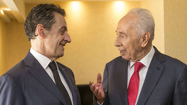 Shimon Peres with former French President Nicolas Sarkozy at the Herzliya Conference on Monday (Photo: AFP)