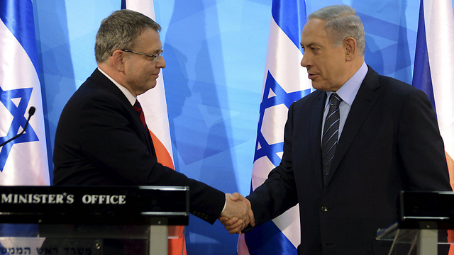 Czech Foreign Minister Lubomir Zaoralek with Benjamin Netanyahu (Photo: Reuters)