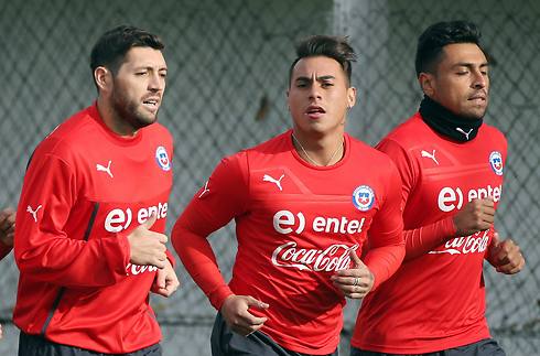 חוסה רוחאס, אדוארדו וארגס וגונסאלו חארה באימון נבחרת צ'ילה (צילום: EPA) (צילום: EPA)