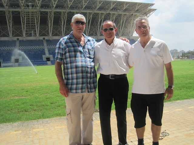 מאיר שמיר (במרכז): "להפועל פ"ת לא היו זכויות באצטדיון" (צילום: ניסים קלדרון)