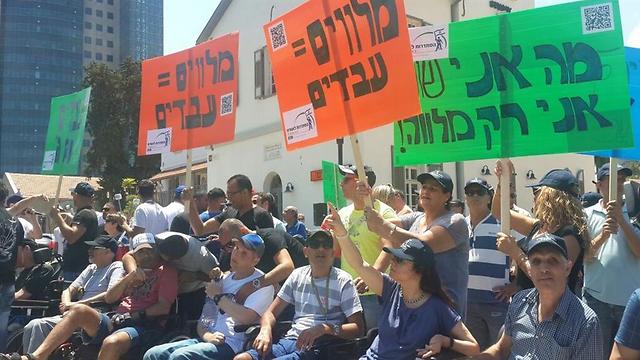 הפגנת מלווי נכי צה"ל לפני מספר חודשים בתל אביב (צילום: בילי פרנקל) (צילום: בילי פרנקל)