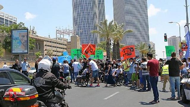 המפגינים חומסים את הכביש (צילום:דרור עינב) (צילום:דרור עינב)