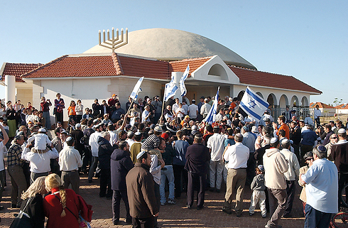Then: The Menorah on the synagogue in Netzarim, which was burned to the ground (Photo: Gadi Kabalo)