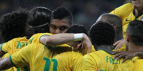 שחקני ברזיל חוגגים מול הונדורס (צילום: AFP) (צילום: AFP)