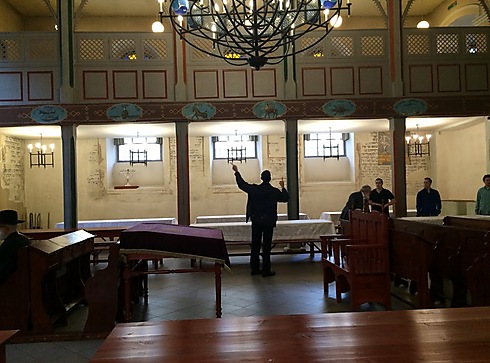 בית הכנסת "קופה" בקרקוב: כאן אני שרה כמו ששרו אבות-אבותיי ואמותיי. חוליה בשרשרת ()