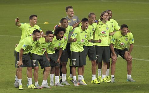 בינתיים במצב רוח טוב. שחקני ברזיל באימון (צילום: רויטרס) (צילום: רויטרס)