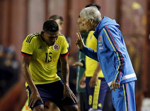 מאמן קולומביה חוסה פקרמן עם אלכסנדר מחיה (צילום: רויטרס) (צילום: רויטרס)