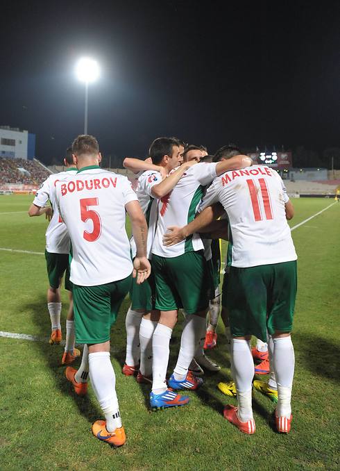 שחקני נבחרת בולגריה מנצחים את מלטה (צילום: AFP) (צילום: AFP)